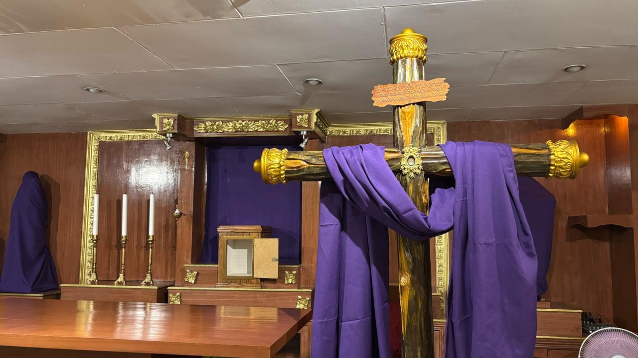 Holy Thursday Veneration at the Reliquarium, Philipinnes